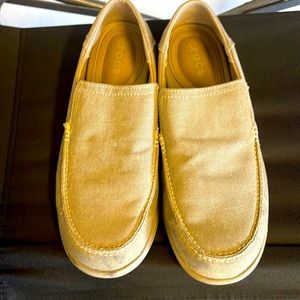 Size medium/ 11 tan Croc shoes.